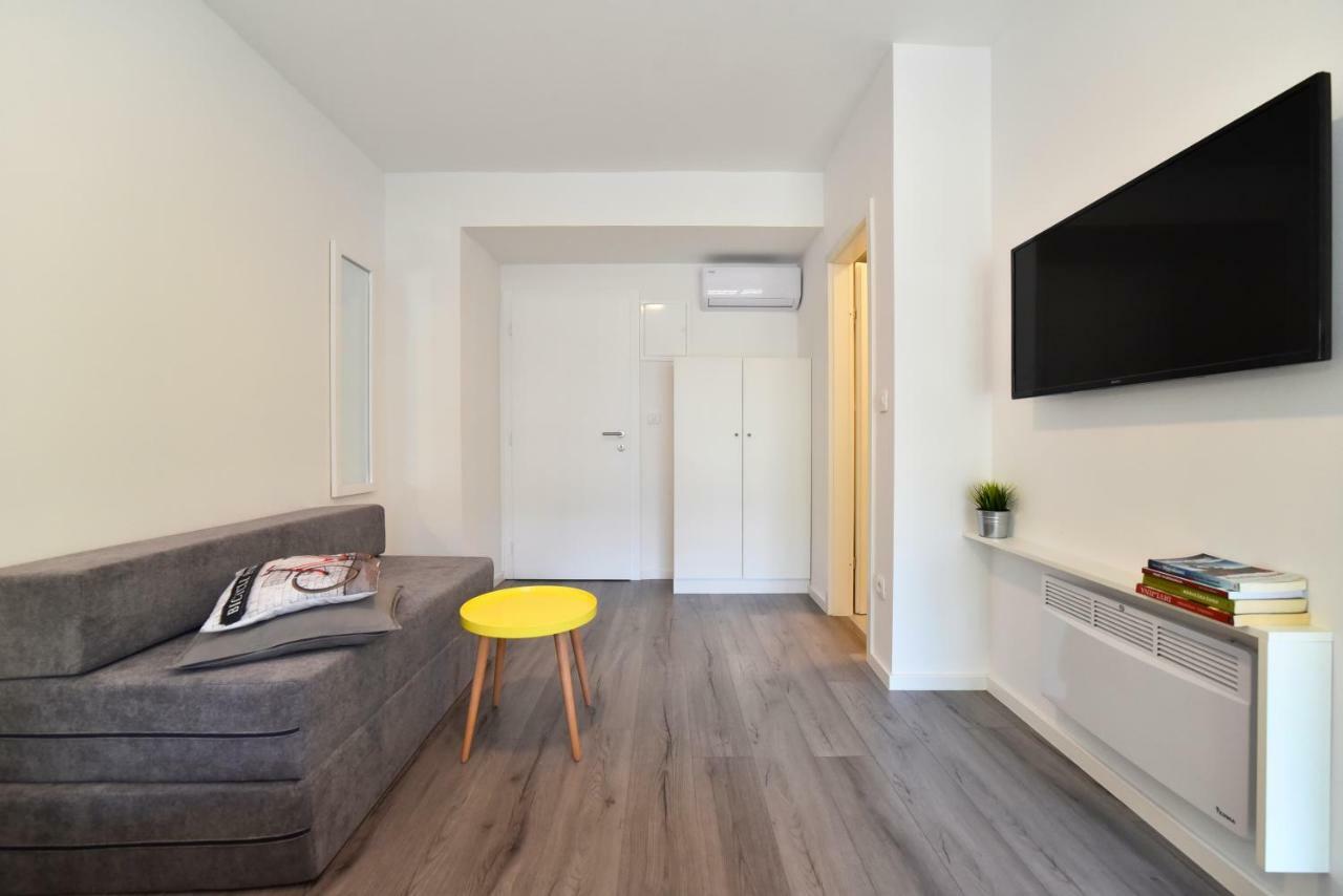 Apartment At Queens *